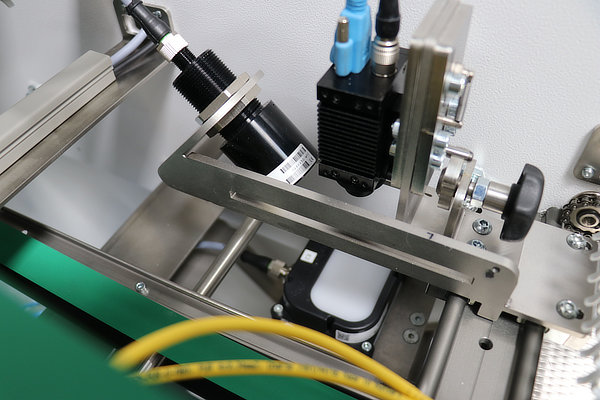cameras measure position of cutting marks